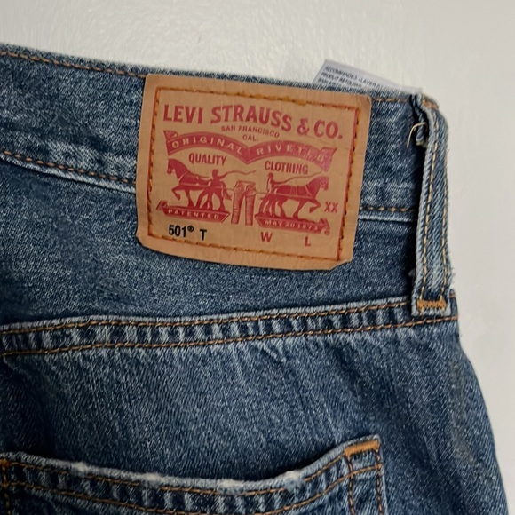 Distressed levi’s jeans - Picture 3 of 6